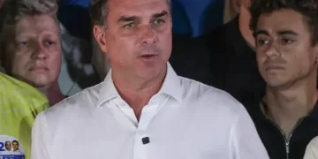 Flávio Bolsonaro desiste de pedir anulação da eleição e prepara ação contra chapa de Lula