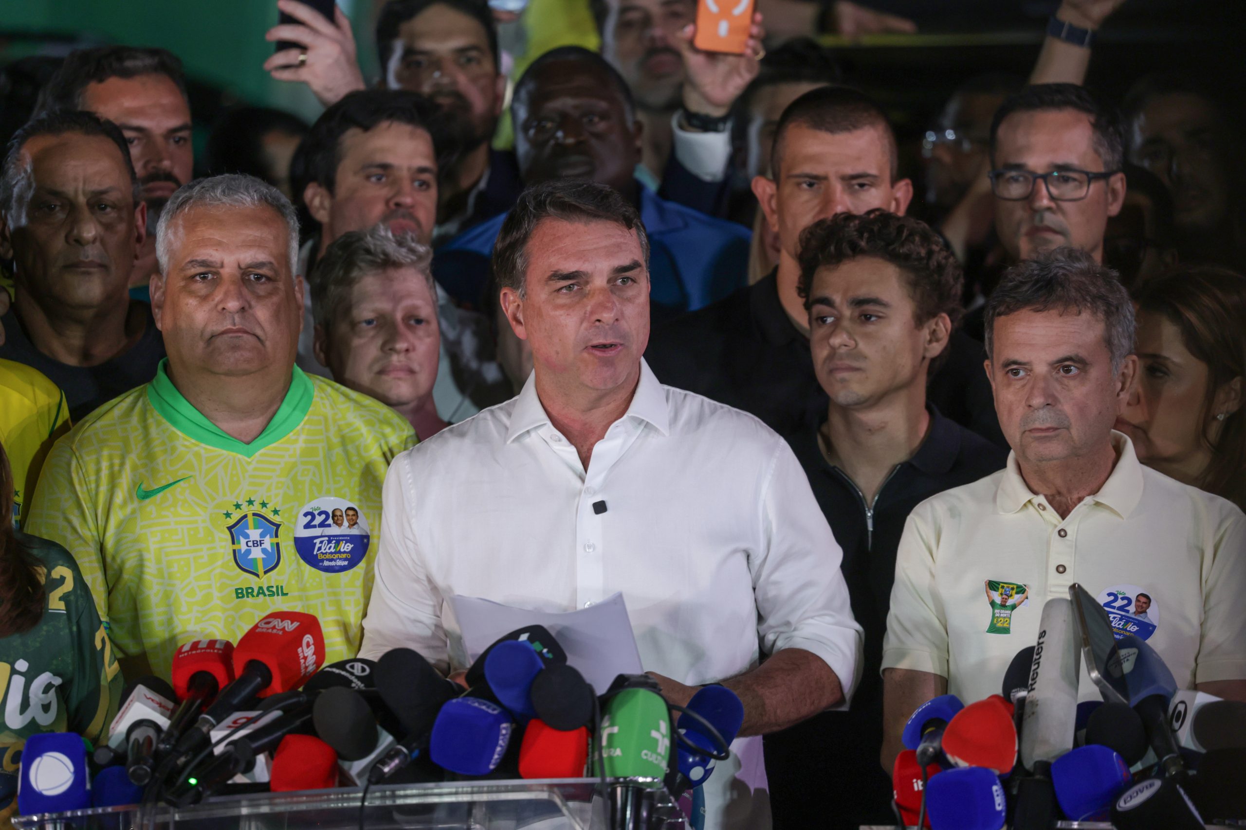 Atualização: Onde está Flávio Bolsonaro? Silêncio da defesa, passaportes cancelados e a confirmação de fuga que nenhuma autoridade oficial assume