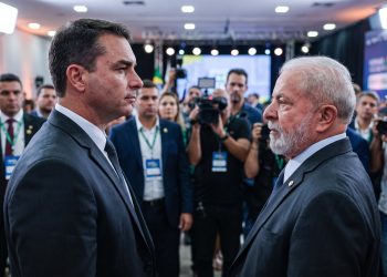 Reta final acirrada: Flávio cai dois pontos, Lula se mantém e diferença encurta pela metade no Datafolha