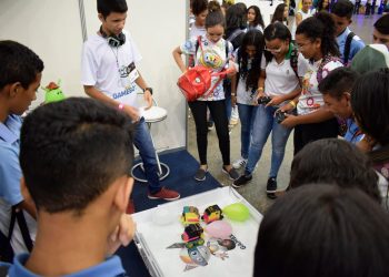 Torneio de robótica reúne estudantes em desafios de tecnologia durante a Feira do Conhecimento 2026