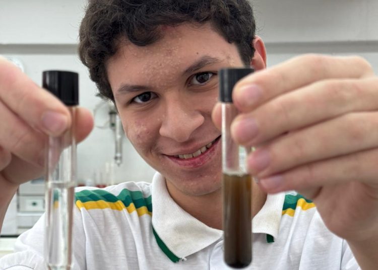 Estudante da escola profissional de Pedra Branca desenvolve nanotecnologia para combater a contaminação da água e apresenta pesquisa em feira internacional no Rio Grande do Sul