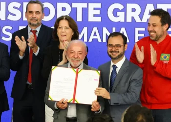 Em cerimônia no Planalto, Lula sanciona lei que perdoa R$ 15,5 bilhões em dívidas e amplia teto do MEI