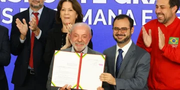 Em cerimônia no Planalto, Lula sanciona lei que perdoa R$ 15,5 bilhões em dívidas e amplia teto do MEI
